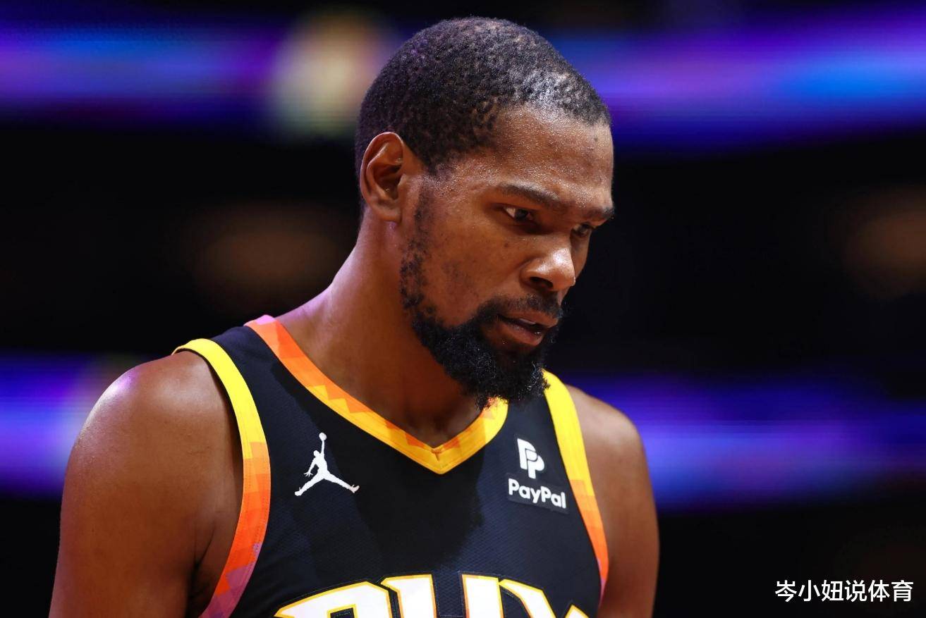 杜兰特重返赛场，战术调整首场状态出色，FPX观众沸腾！